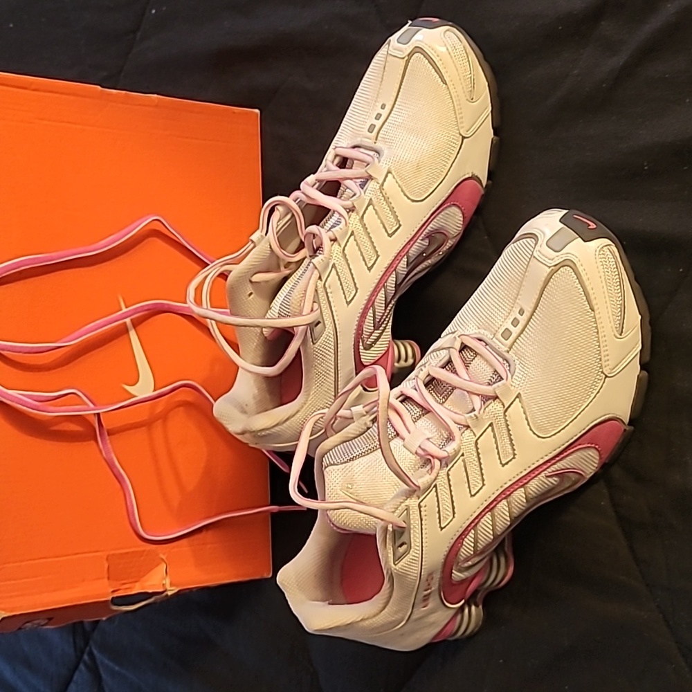 NIKE SHOX